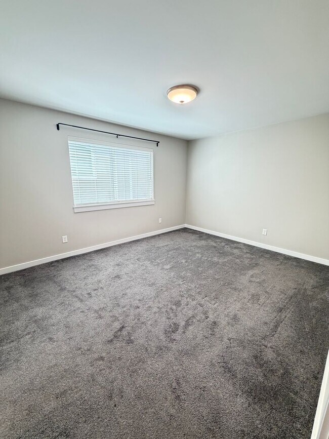 Building Photo - 3 Bedroom Home in gated community!