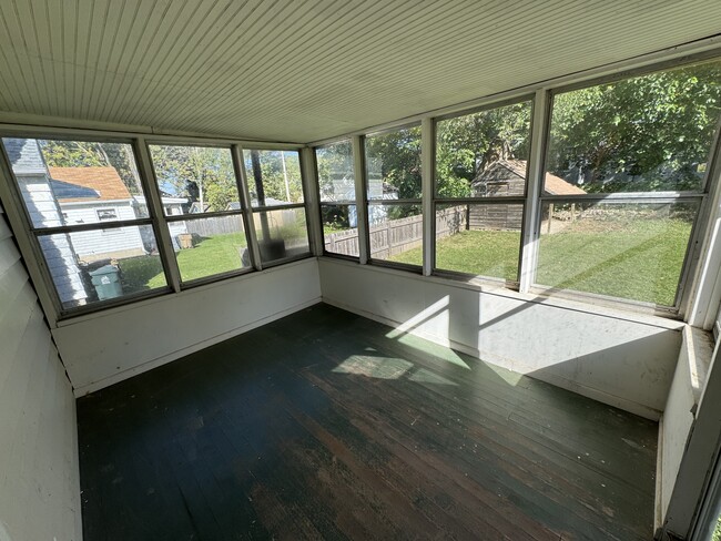 Enclosed porch - 937 Clarence Ct