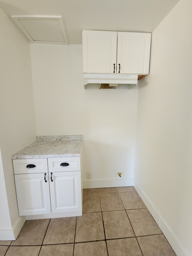 kitchen, view 2 - 1622 S Campbell Ave
