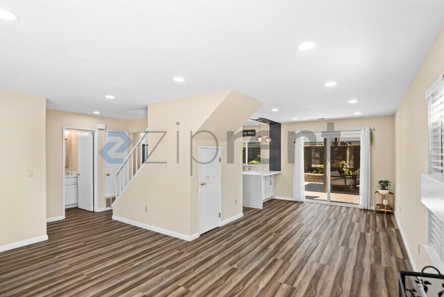Building Photo - Unit