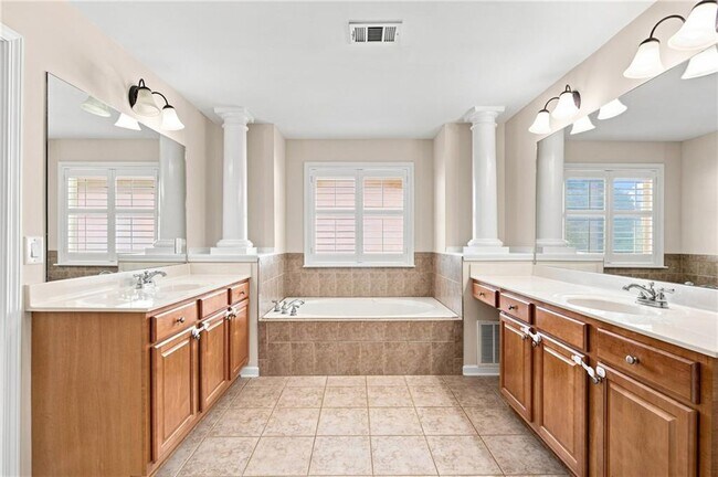 Building Photo - 3135 Carrick Rd