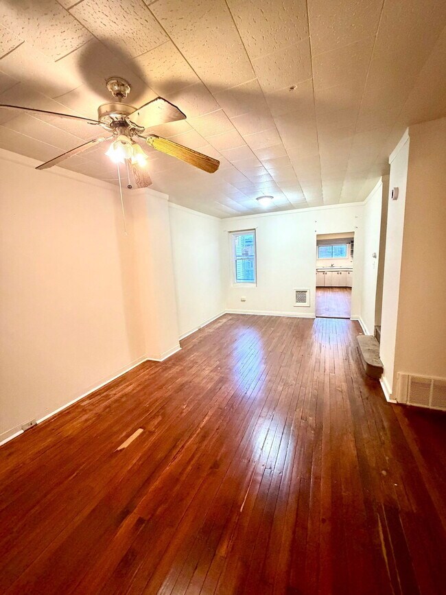 Building Photo - 631 E Madison St