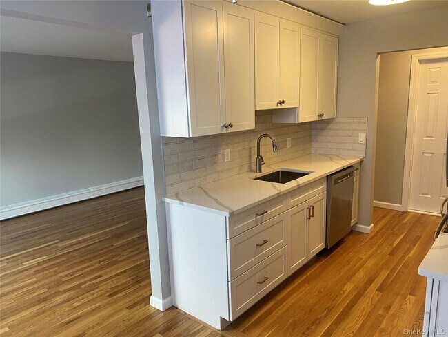 Building Photo - 8 N James St