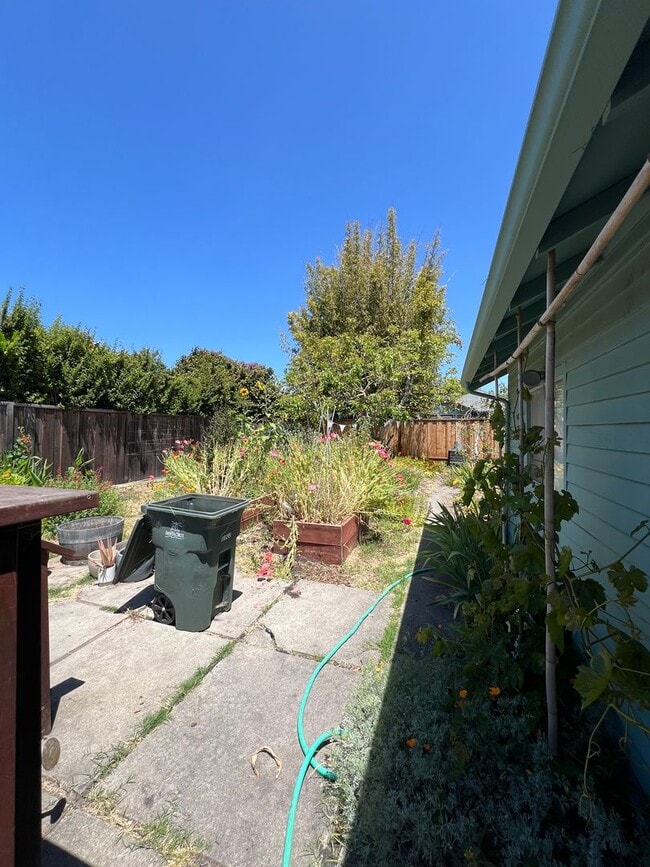 Building Photo - Charming 1910 Craftsman Home – 3BR/2BA + B...
