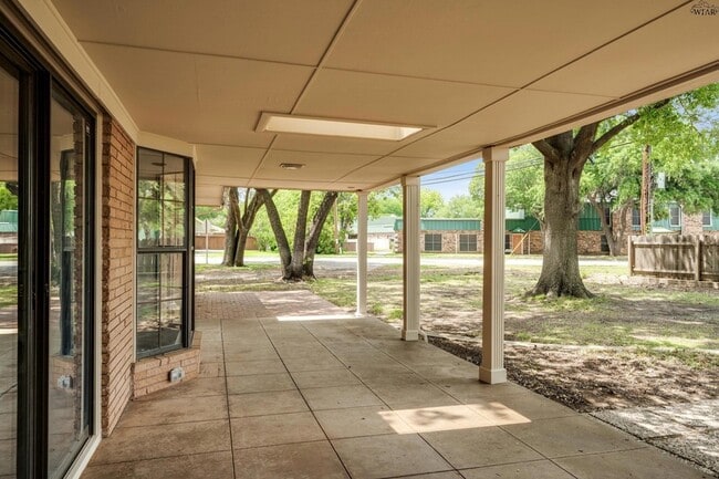 Building Photo - 2108 Granada Dr