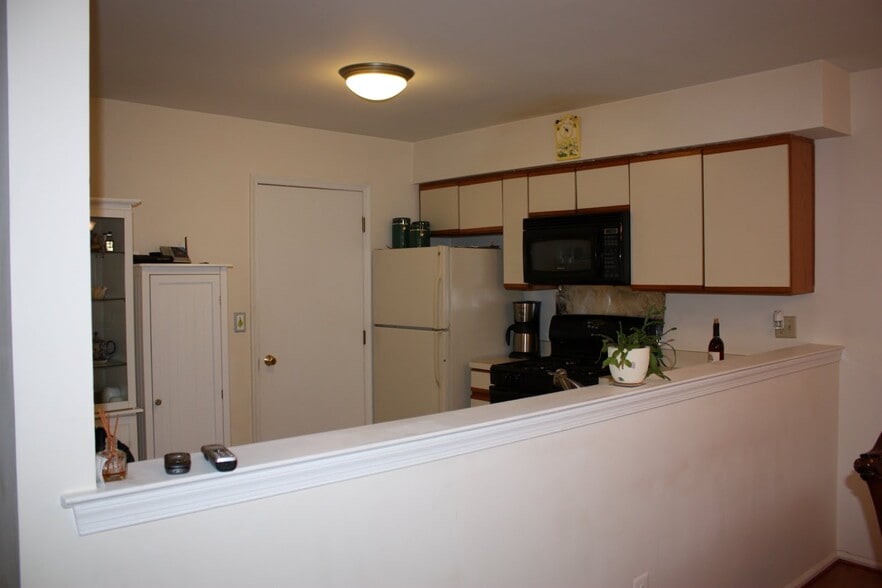 Building Photo - 44 Whitby Cir