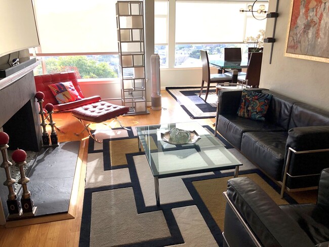 Building Photo - Elegant & Expansive Furnished 3 Bedroom/2 ...