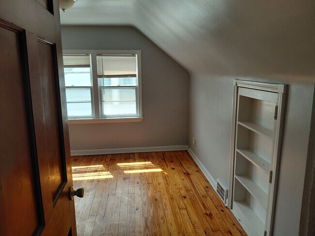 Building Photo - 4 bedroom, 2 full bath bungalow near Cedar and Warrensville