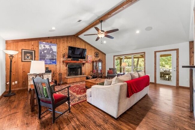 Building Photo - Country Living Rental on 26+ Acres!