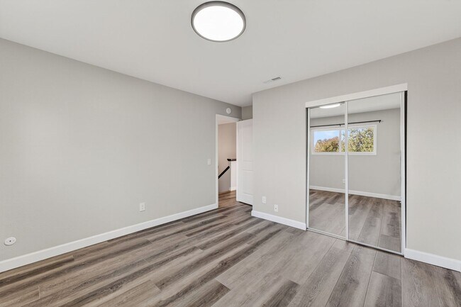 Building Photo - Charming 3-Bedroom Condo in Creekside Village – Prime Location!