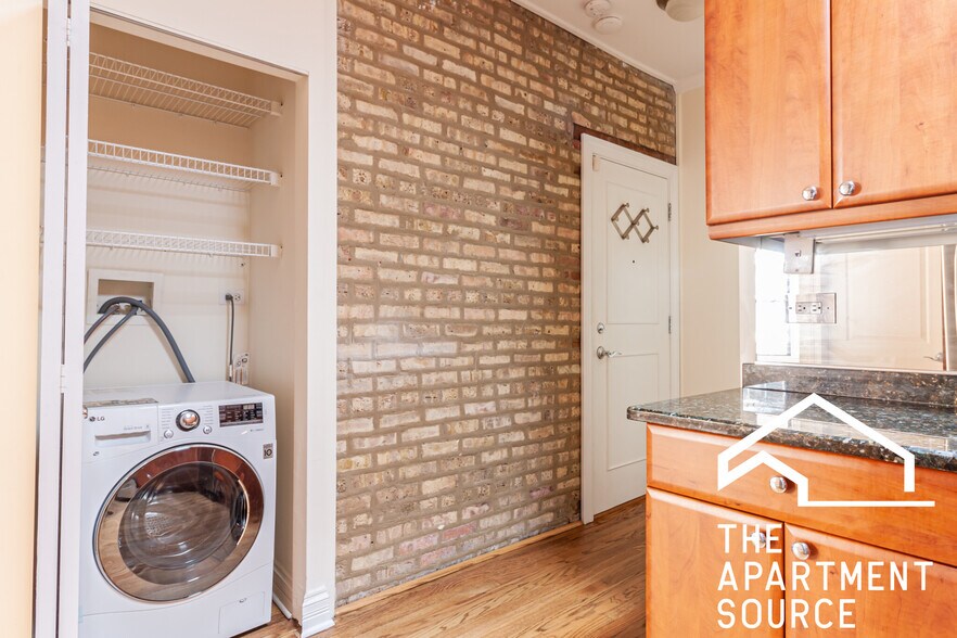 Building Photo - 626 W Roscoe St