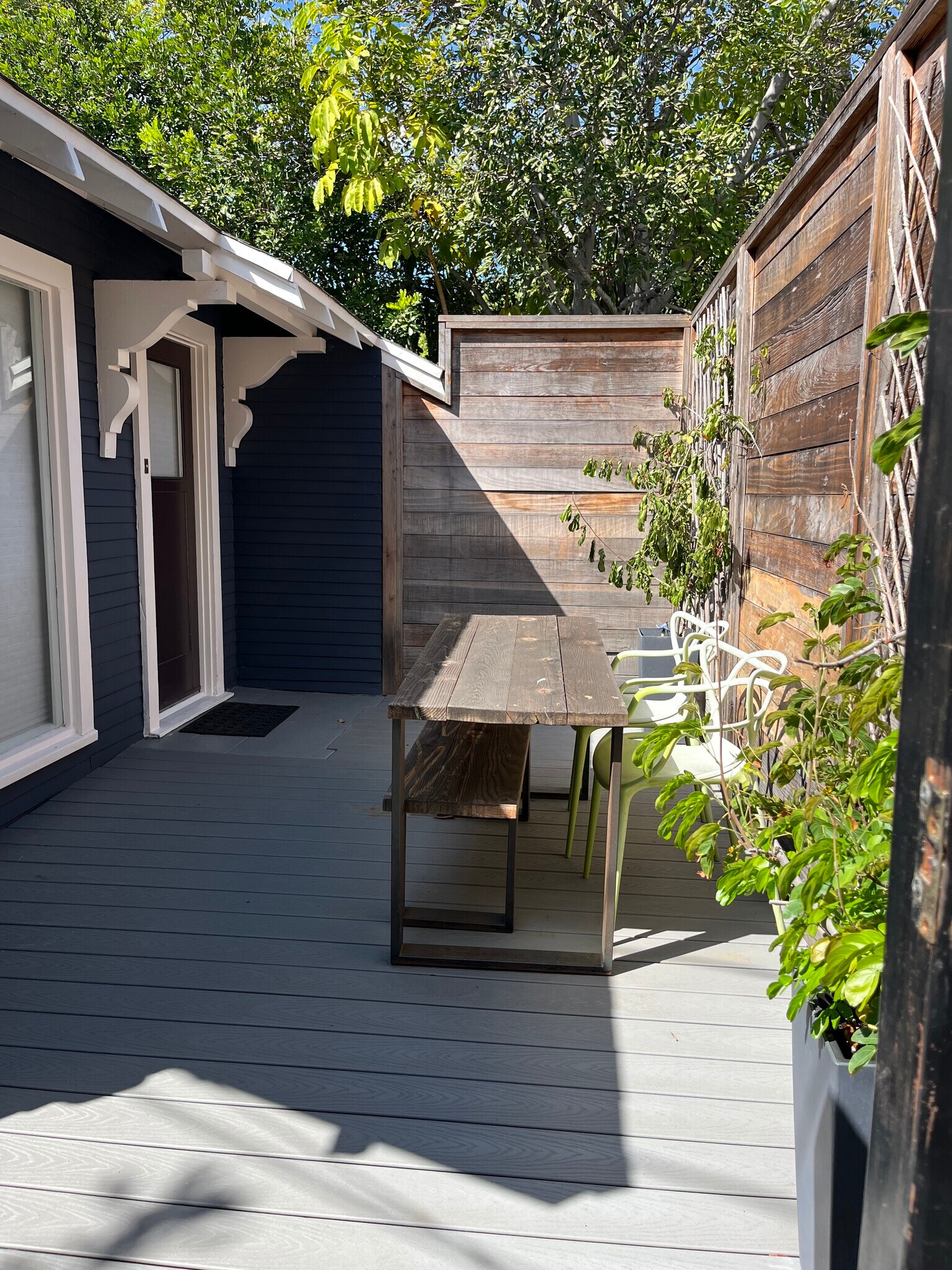 Building Photo - 7024 De Longpre Ave
