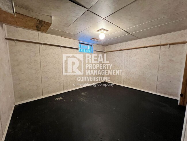 Building Photo - Cozy 2-Bedroom Near WMU & Downtown Kalamazoo!