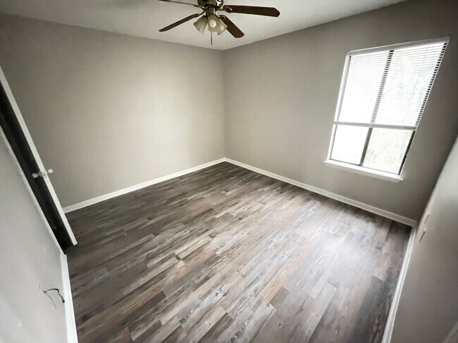 Building Photo - Southern Villas 33