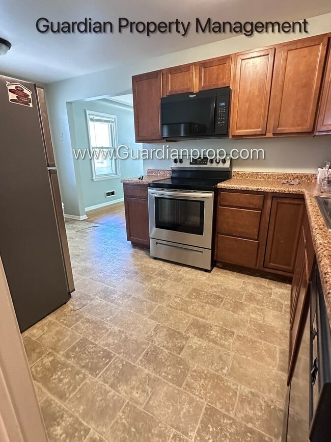 Building Photo - Crosstown Side By Side, Washer/Dryer In Unit, 1 Garage Space, Hardwood Floors, Dishwasher