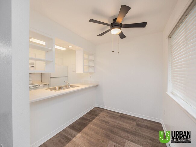 Building Photo - Modern 1 bedroom condo with garage for ren...