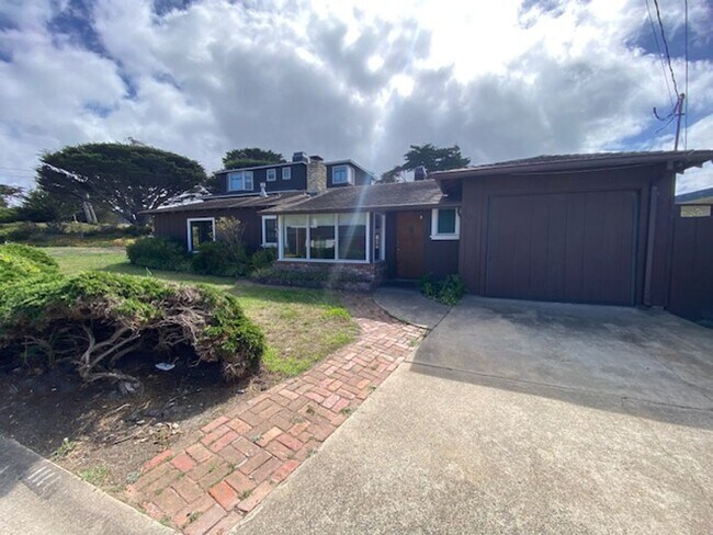 Building Photo - Beach Tract Cottage!