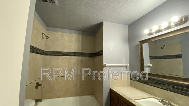 Building Photo - 11910 Hunkler Dr