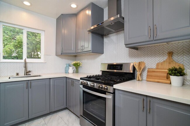 Building Photo - Remodeled 2 Bedroom Home with Yard near UC...