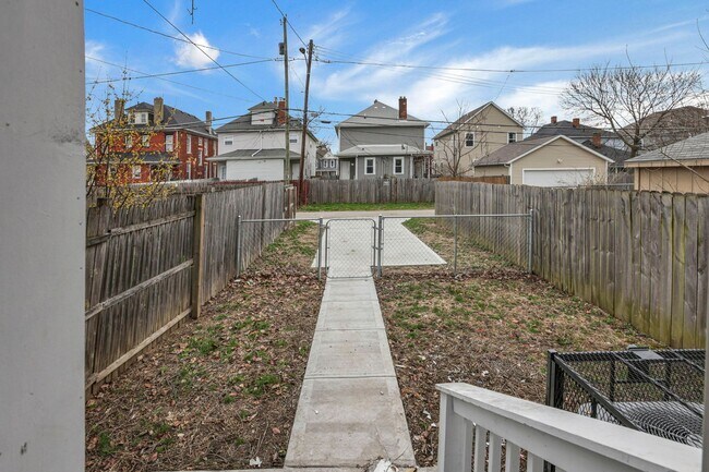 Building Photo - 112 S Cypress Ave
