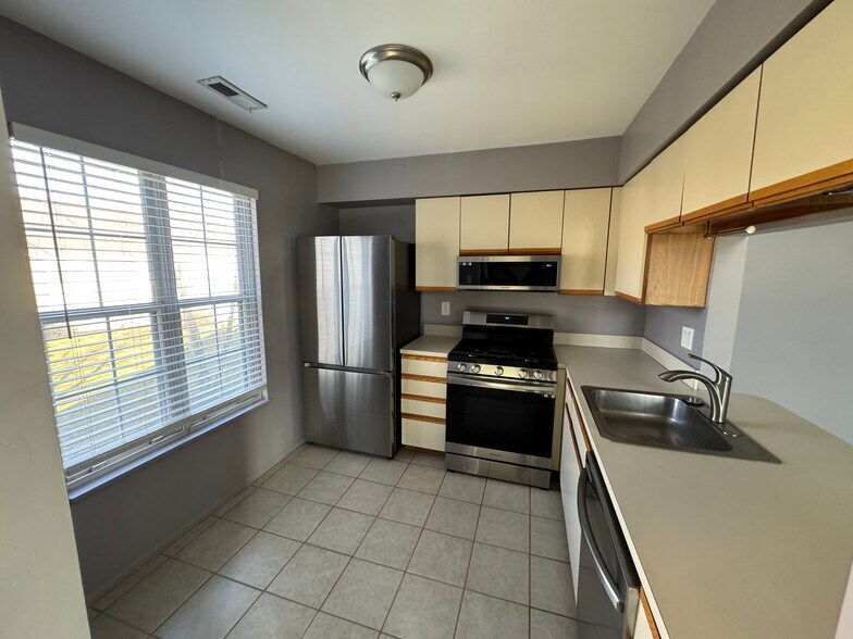 Building Photo - 1502B Denham Ct
