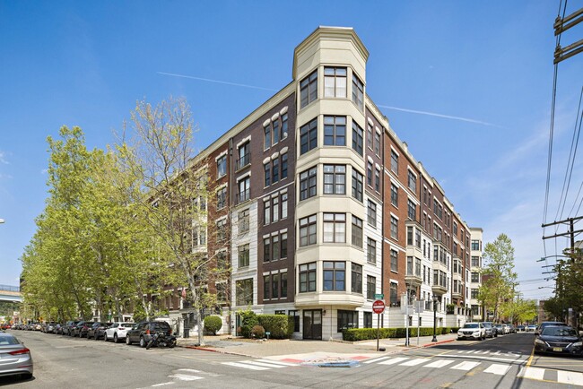 Building Photo - 1300 Grand St