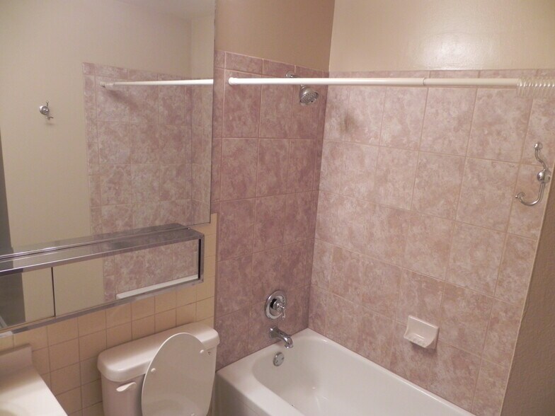 Building Photo - 125 Twin Oaks Dr