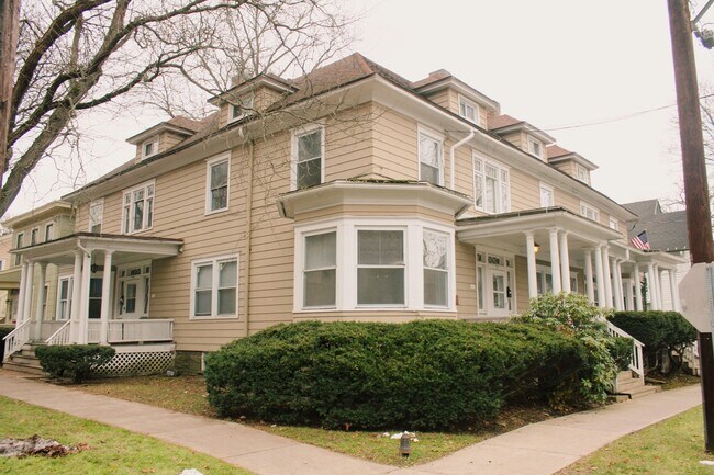 Building Photo - 144-313 Linn St.