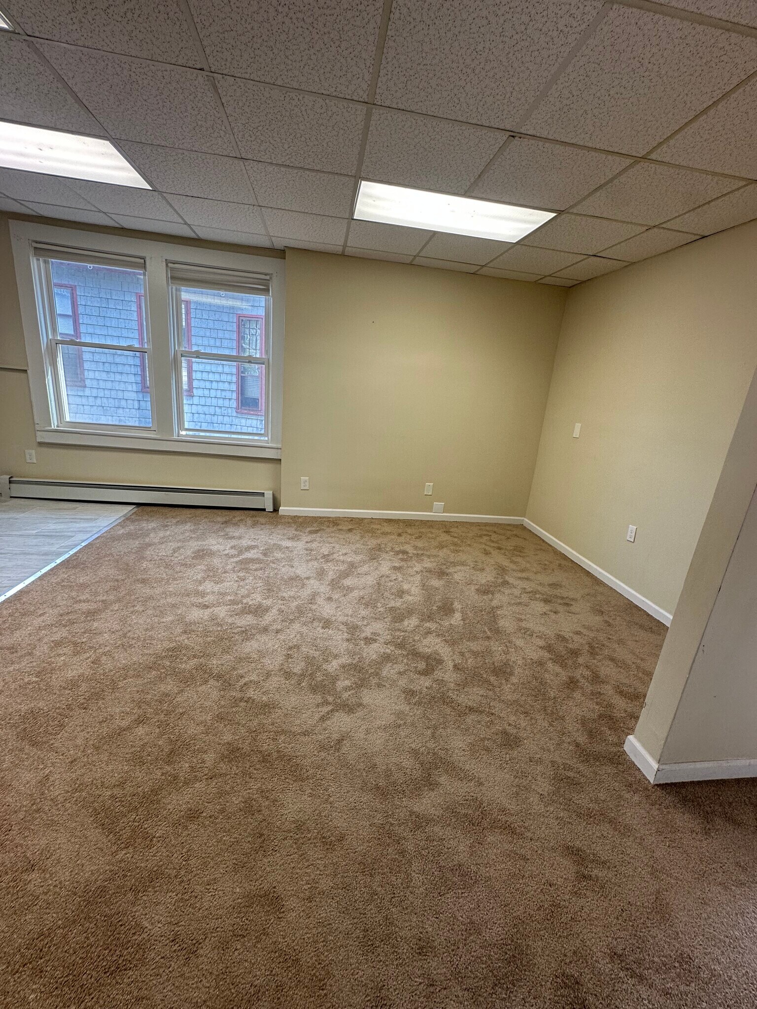 Open living concept with eat in kitchen - 104 Gillett St