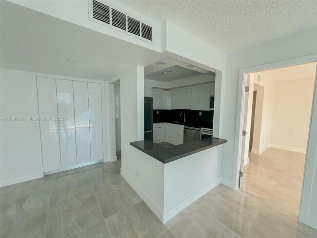 Building Photo - 2 bedroom in north miami Beach FL 33160