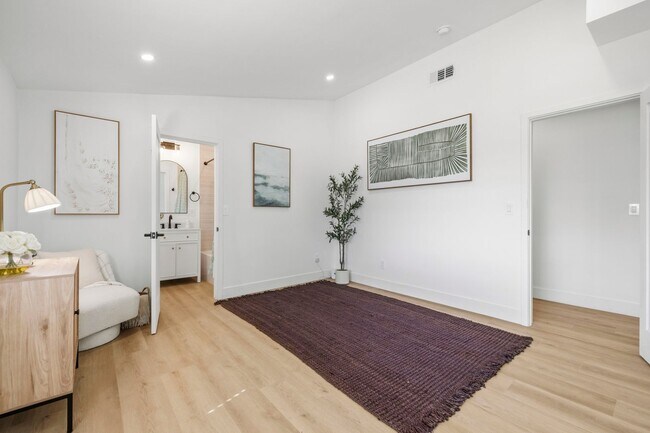 Building Photo - Stunning Mid-Century Modern Pool Home in Walnut Cove – Fully Furnished 4 bedrooms & 3 bathrooms!