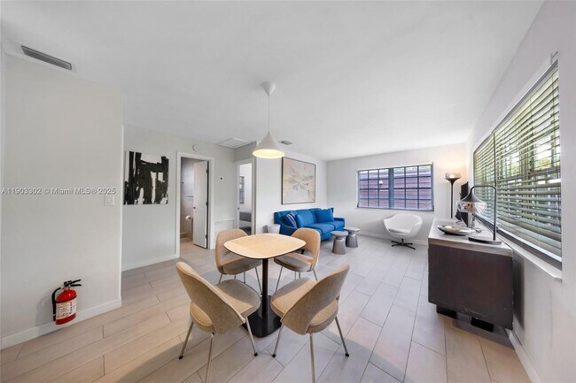 Building Photo - 707 NE 22nd Dr