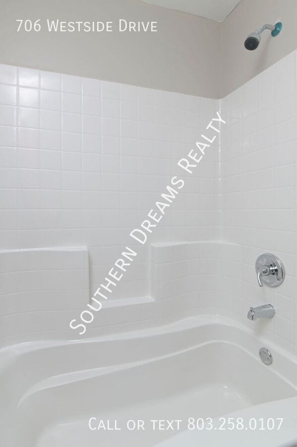 Building Photo - 706 Westside Dr