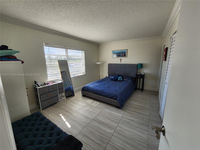 Building Photo - 3944 NE 167th St