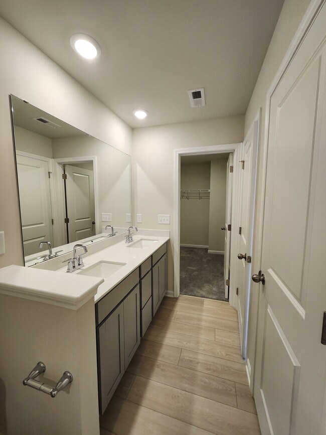 Building Photo - 727 Peyden Ln