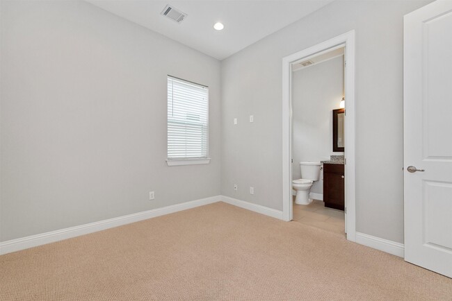 Building Photo - 5637 Kiam St
