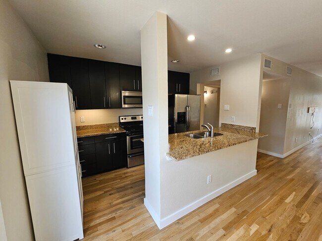 Building Photo - 2-bedroom, 2-bath condo in Gated community...