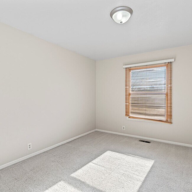 Building Photo - Large Murray 4 Bedroom Home