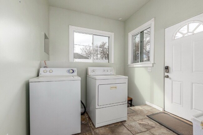 Building Photo - Lovely Victorian duplex for rent 2 bed / 1 bath