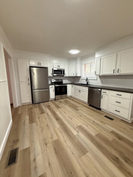 Building Photo - 214 Madison Ave