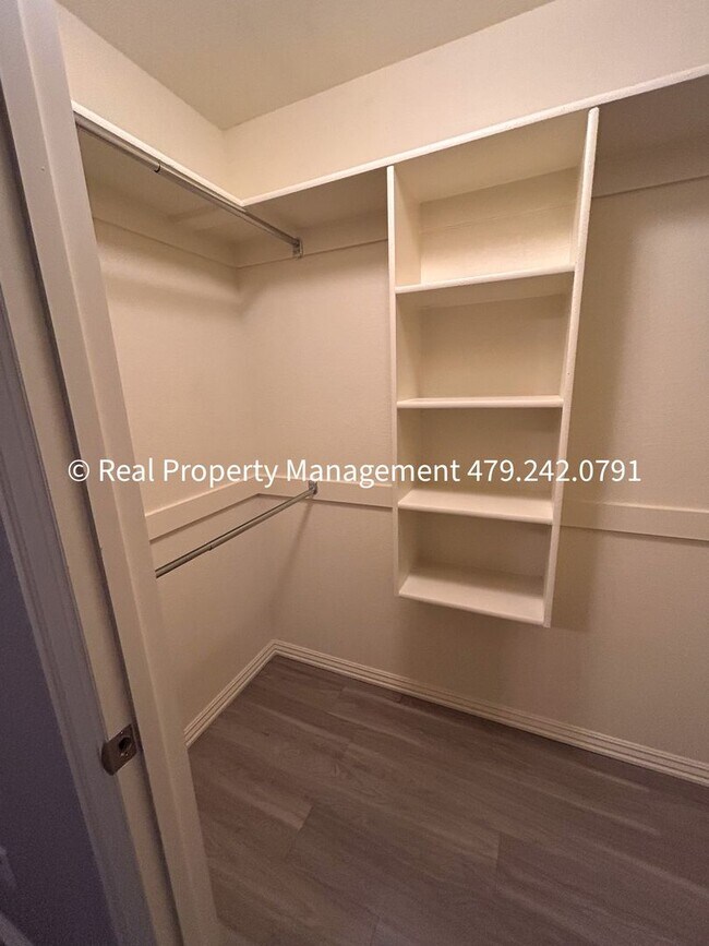 Building Photo - MOVE IN SPECIAL - HALF OFF MOVE IN RENT! B...