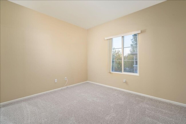 Building Photo - IMMACULATE 2+2 VALENCIA TOWNHOME!