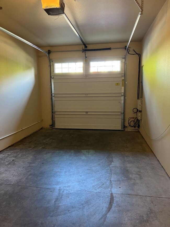 Building Photo - 417 SW Pemberly Loop