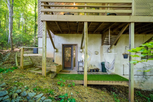 Building Photo - 305 Piney Mountain Dr