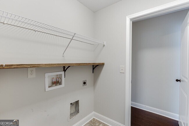 Building Photo - 323 Deer Run Dr