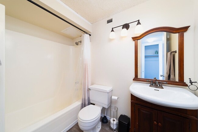 Building Photo - Bayshore Towers - Fully Furnished Unit wit...