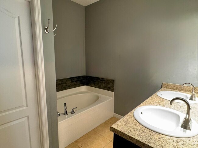 Building Photo - 520 SW Dailey Ave