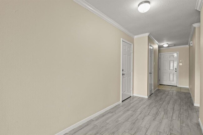 Building Photo - 420 Woodlake Dr