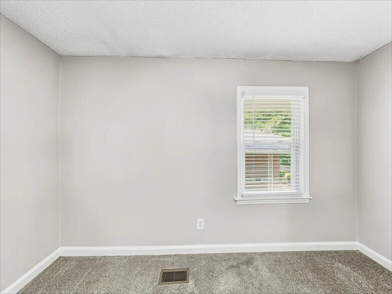 Building Photo - 1200 Golf View Ln