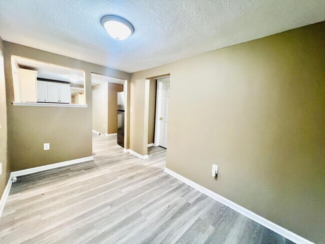 Building Photo - Move in ready!